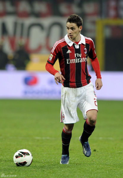 因右踝发炎，朗尼克取消了担任阿森纳vs拜仁解说嘉宾的计划（右踝发炎，朗尼克退出阿森纳战拜仁的解说工作）