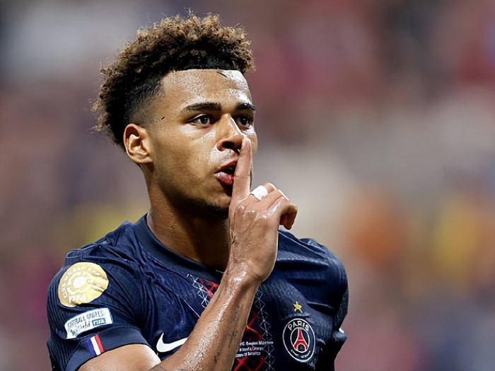 罗马诺：曼城在关注费耶诺德右后卫里德，拜仁也对他有意（罗马诺：费耶诺德右后卫里德获曼城考察，拜仁同样关注）