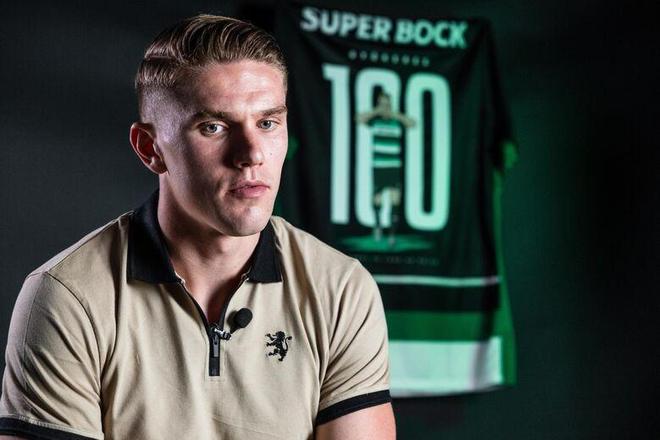 科贝记者：法兰克福球迷往巴萨球迷区投掷杂物甚至发射焰火（科贝记者：法兰克福球迷在巴萨球迷区投掷杂物并施放焰火）