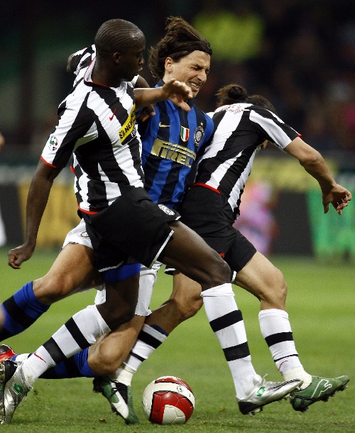 英超战报：桑切斯屡献神扑，切尔西0-0闷平伯恩茅斯（英超战况：桑切斯多次化解险情，切尔西与伯恩茅斯0-0握手言和）