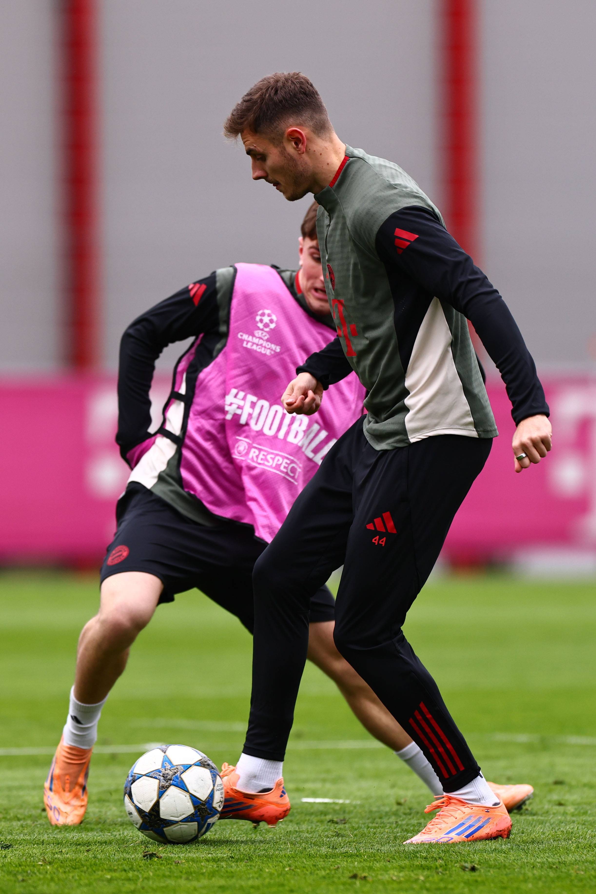 真蓝白，雷克瑟姆发布致敬巴塔哥尼亚威尔士移民的二客球衣（雷克瑟姆推出蓝白配色第二客场球衣：致敬巴塔哥尼亚威尔士移民）