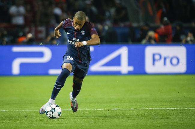 双引擎发力4-1大胜狼队，曼联升至第6：阿莫林终于是露出笑容（双核齐开火，曼联4-1击退狼队升至第6，阿莫林终于露笑）