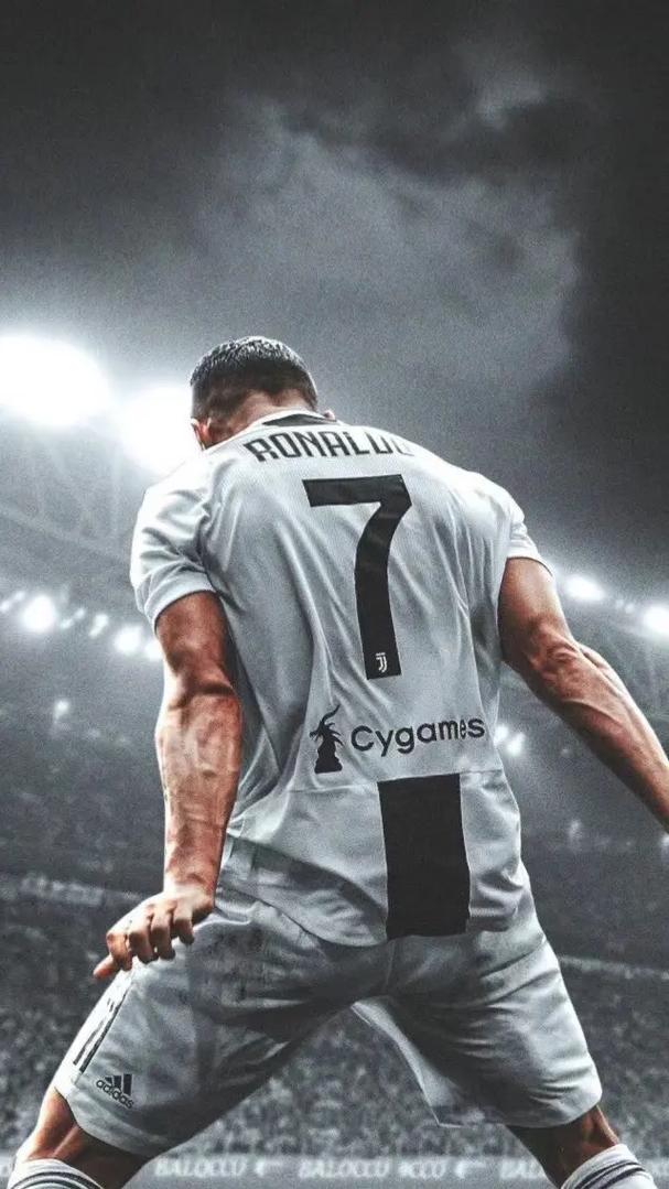 德媒：拜仁密切关注艾希霍恩，赫塔希望将解约金提高至2000万（德媒称拜仁紧盯艾希霍恩，赫塔拟将解约金上调至2000万）