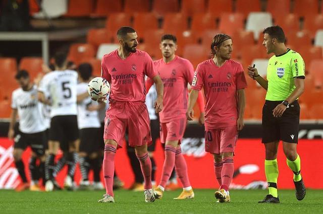 中超官方发2025赛季前四排名走势图：榜首共12次易主（中超官方公布2025赛季前四走势：榜首位置12次更替）